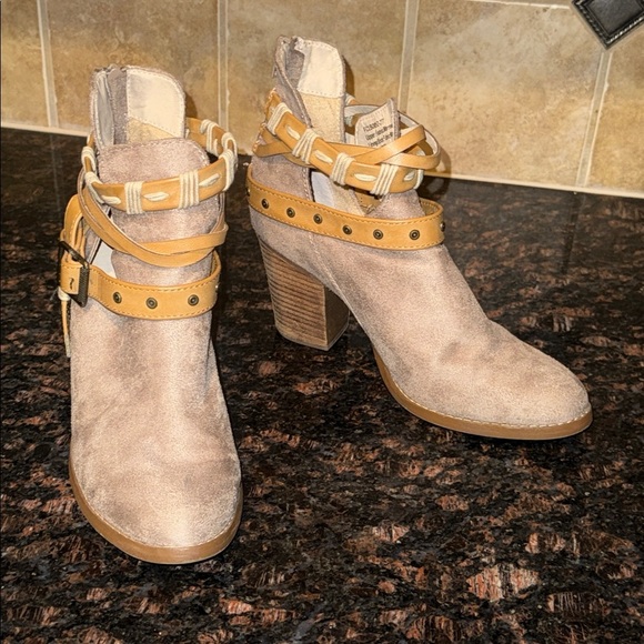 Size 7.5 Stylish Tan Ankle Boots - Picture 5 of 12
